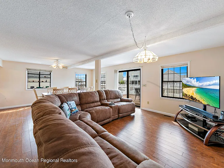 31 Peggy Ln — Photo 12