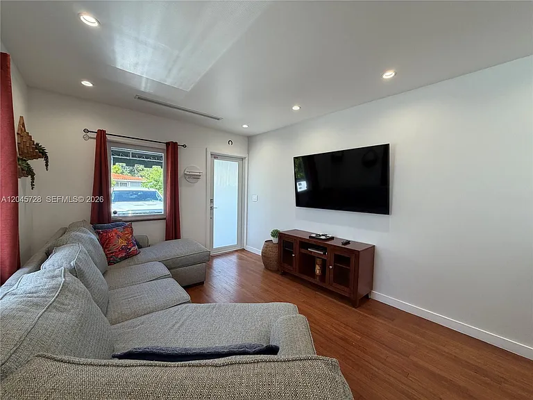 2112 SW 60th Ct — Photo 3