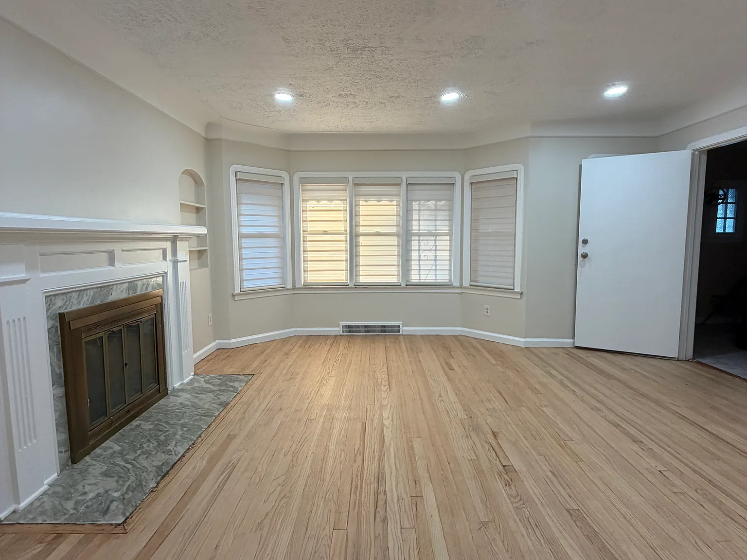 2 bed, 1000 sqft, $1,800 — Photo 3