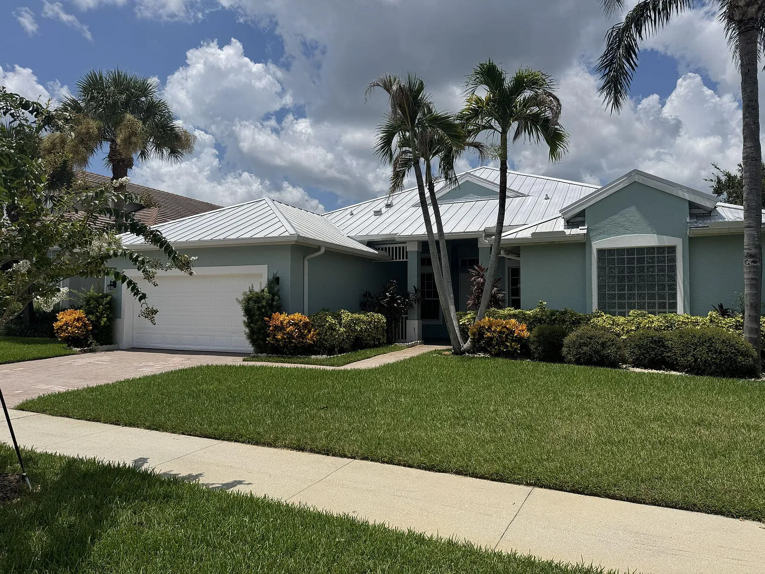4 bed, 2.0 bath, 2487 sqft, $3,100 — Photo 2