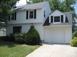 1496 Edgefield Rd, Lyndhurst, OH 44124