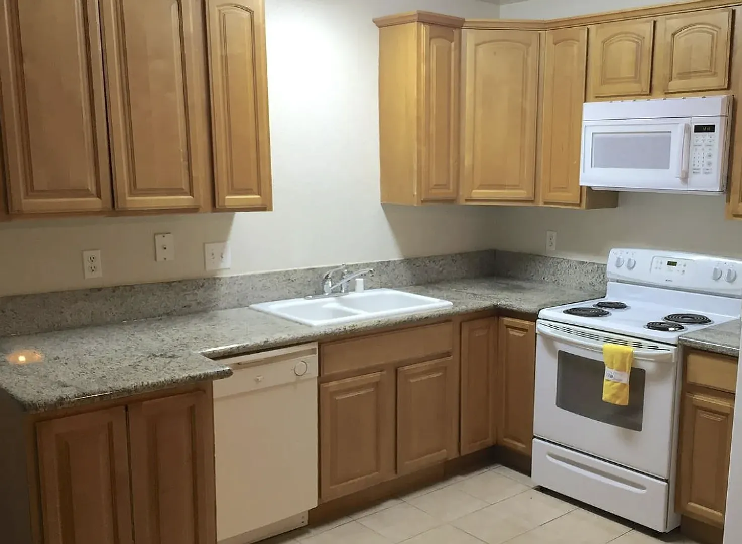 Large two bedroom condo in San Marcos — Photo 4