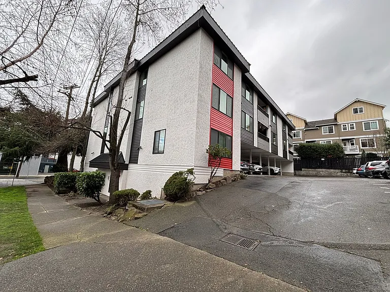 2 Blocks To Green Lake Park! — Photo 17