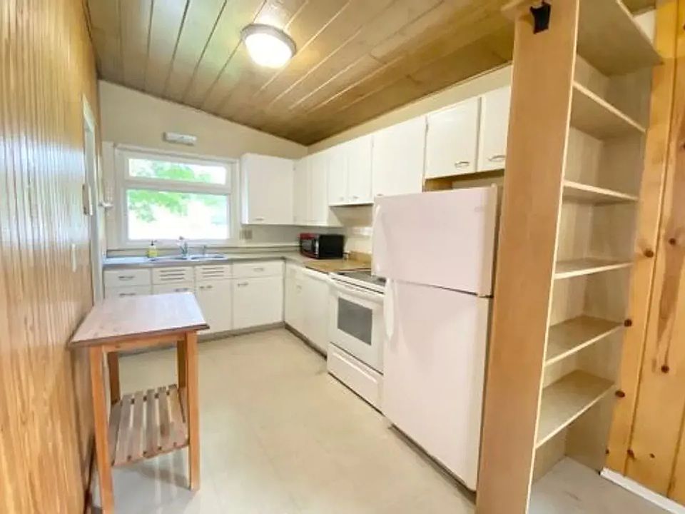 2nd image of 704 N Dicks St