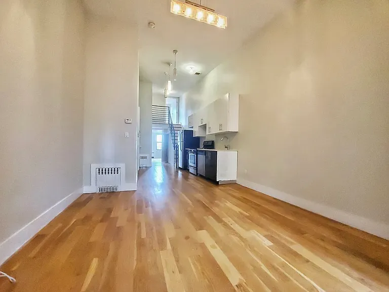 338 Melrose St #3L — Photo 3
