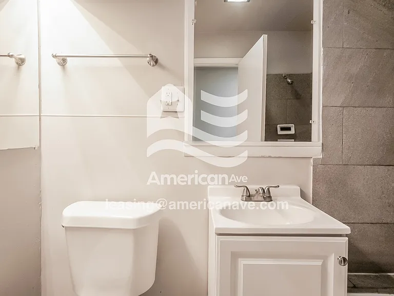 1560296_013_bathroom_14397561.jpg