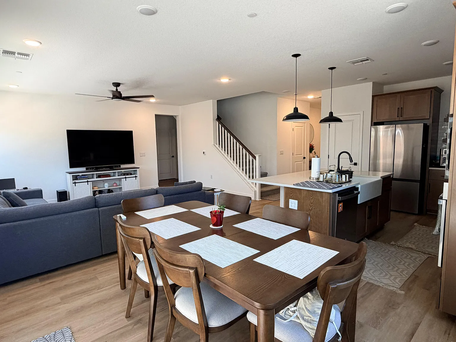 5 bed, 2823 sqft, $3,300 — Photo 3