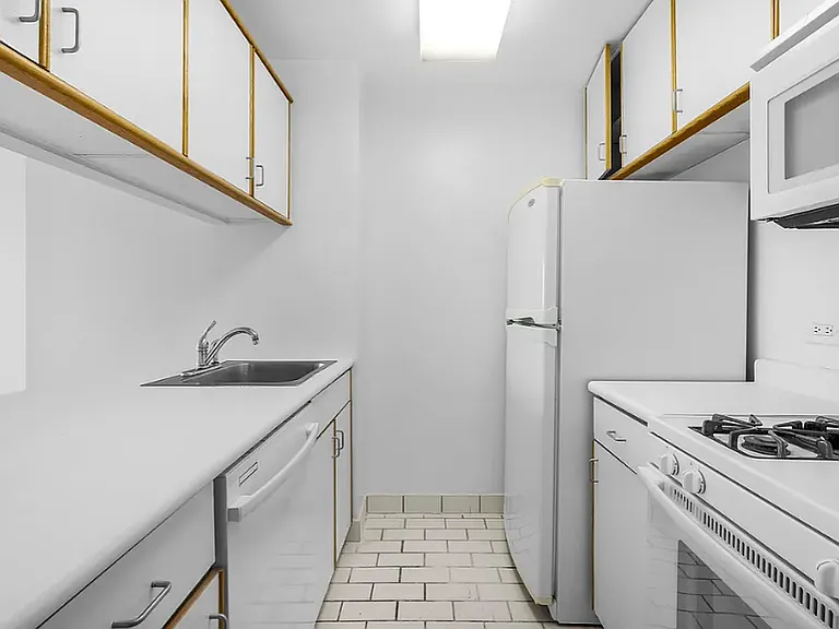 200 Rector Pl #31C — Photo 7
