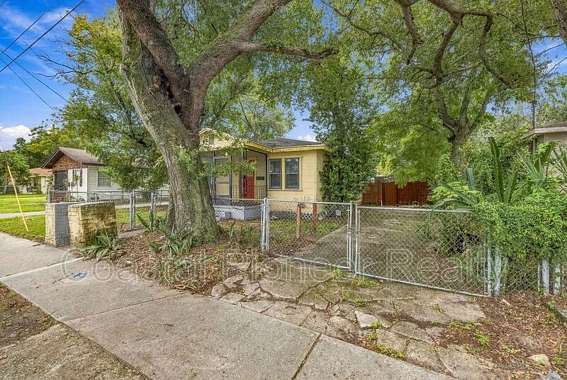 2 bed, 1.0 bath, 810 sqft, $1,695 — Photo 2
