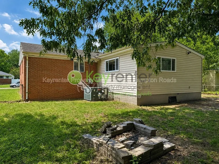 543 McLean St — Photo 13