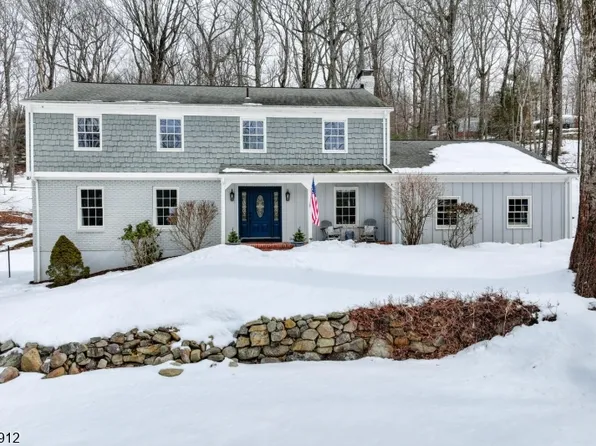 76 E Lake Rd, Kinnelon Boro, NJ 07405