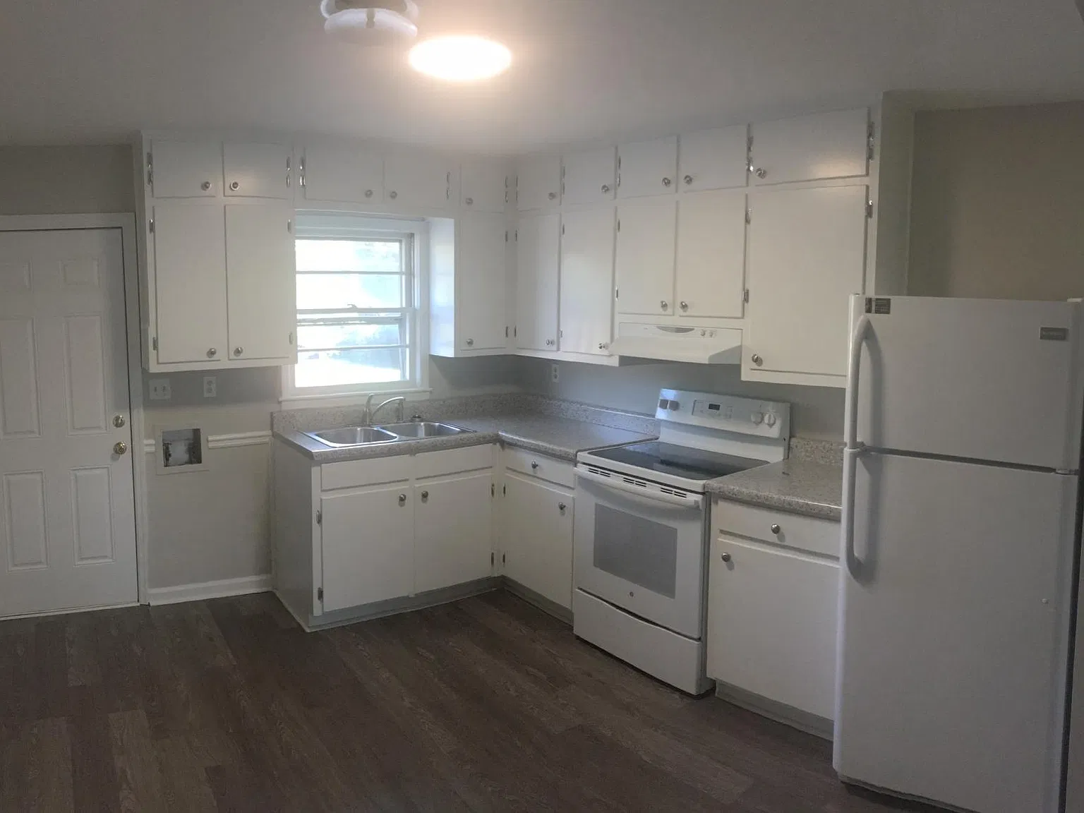 484 W Crogan St — Photo 2