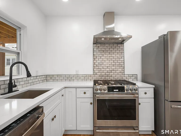 810 Brewster St — Photo 12