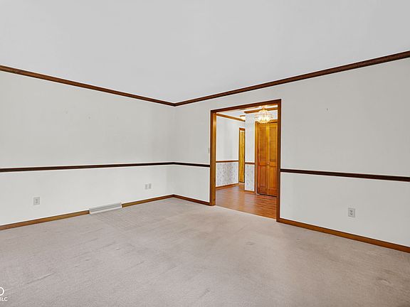 5th image of 4540 Woodcrest Dr