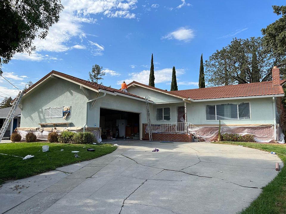 Please excuse this picture because it was taken while the house was being painted.