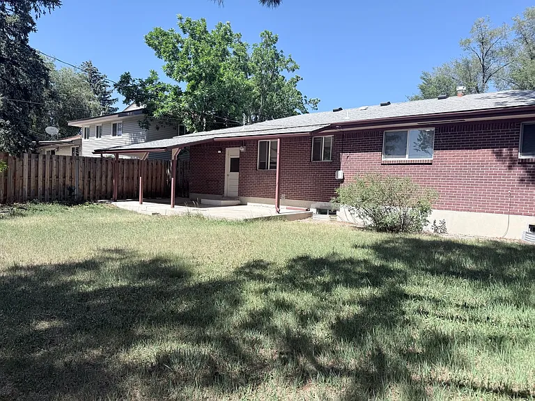 1938 Berkshire Ln — Photo 22