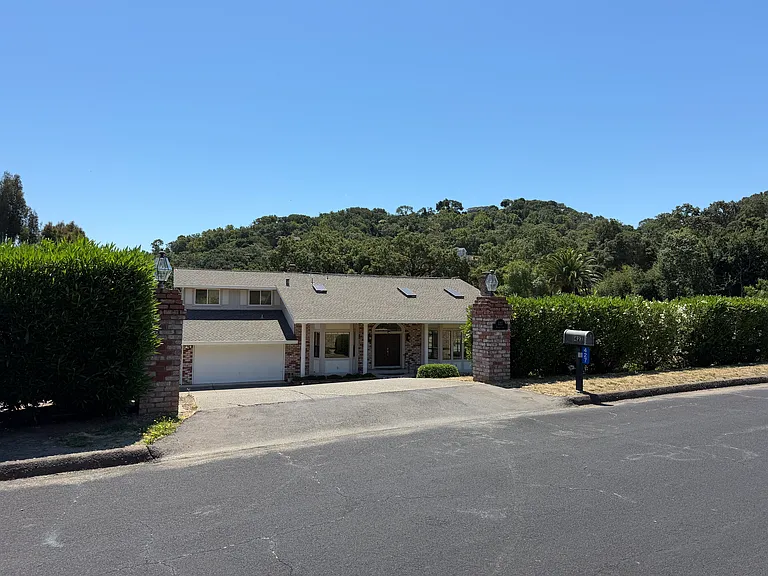 427 Bloom Ln — Photo 3