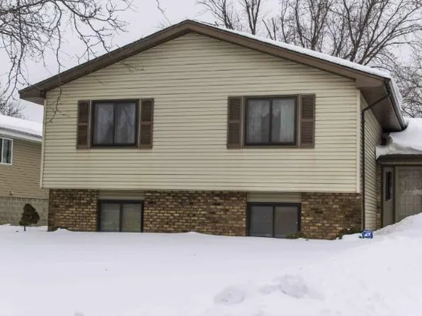 8009 Vincent Cir N, Brooklyn Park, MN 55444