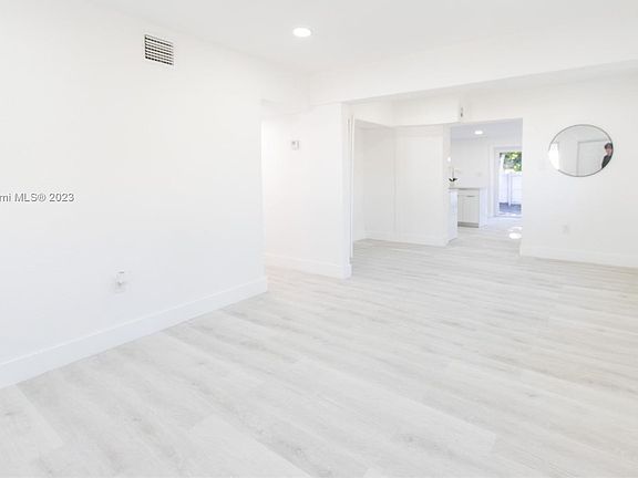 4th image of 716 Burlington St