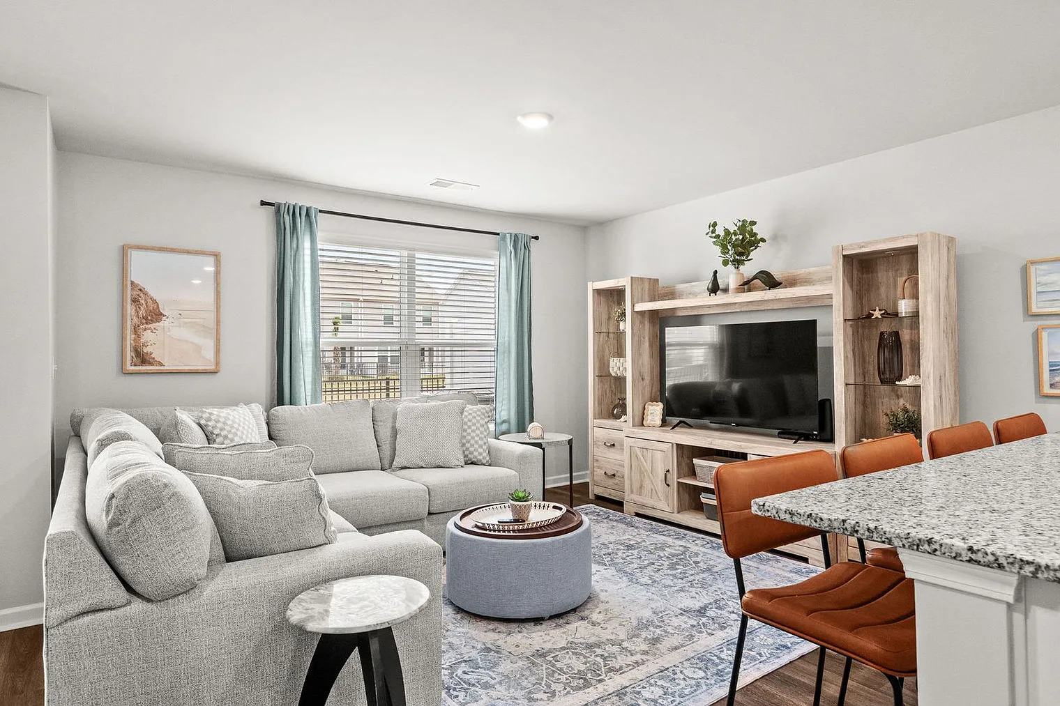 3 bed, 2.0 bath, 1410 sqft, $3,900 — Photo 2