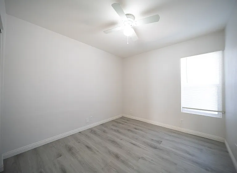 120 E Shady Grove Dr — Photo 4