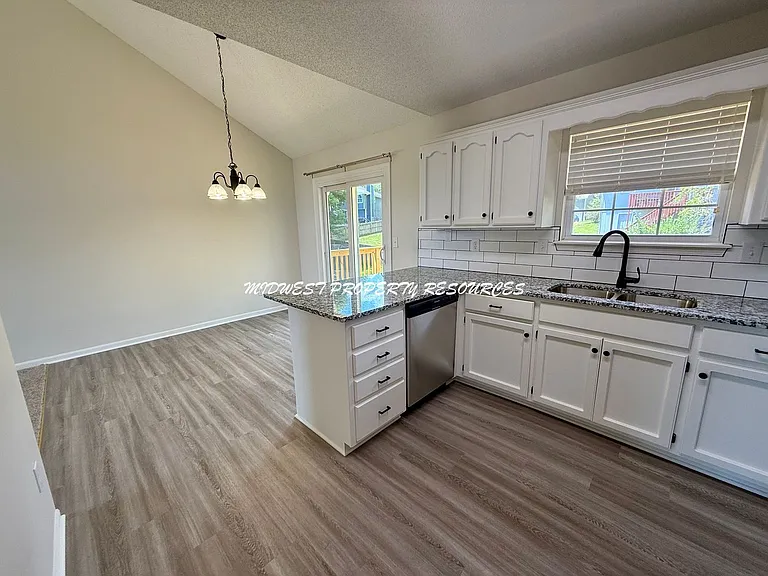 1708 NE Stonewood Dr — Photo 5