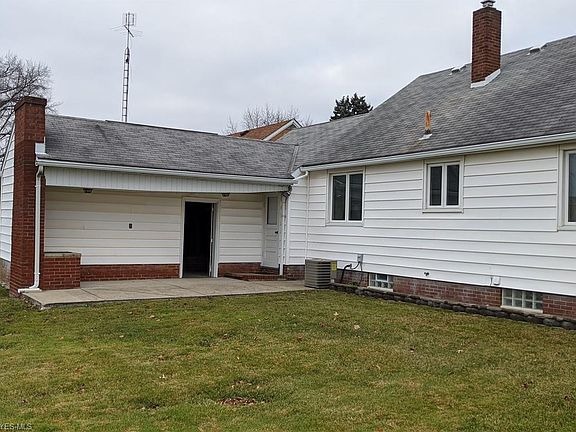 3rd image of 1300 Monter Ave