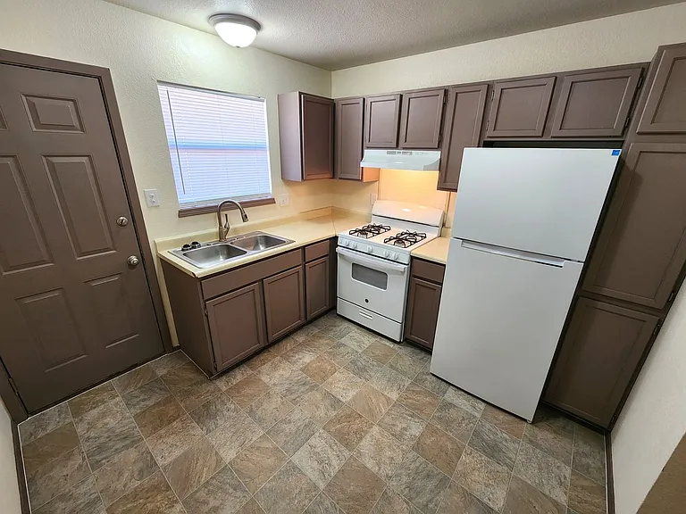 2509-2511 Pecan Dr — Photo 9