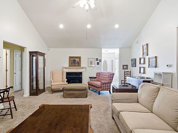 4th image of 1815 Colonial Dr
