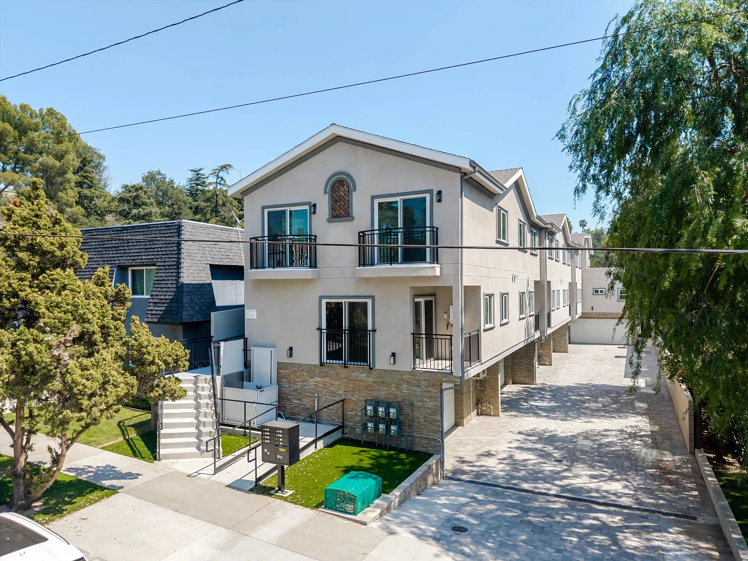 3 bed, 2.5 bath, 1258 sqft, $4,400 — Photo 2
