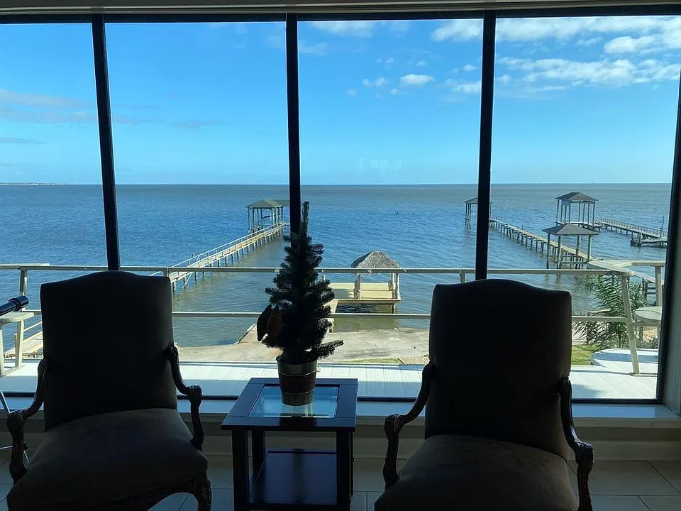 1443 Bayshore Dr