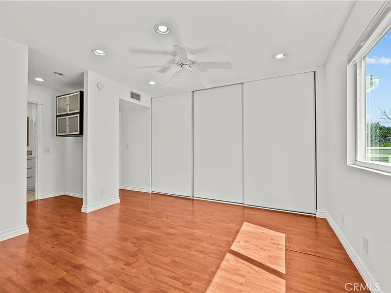 22117 Burbank Blvd #5 — Photo 32