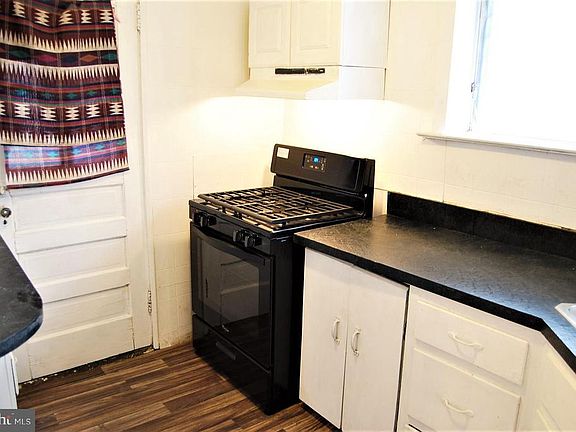 5th image of 909 Brill St