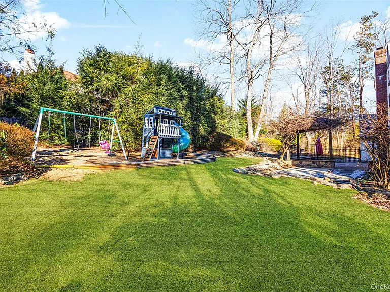 22 Verdun Ave — Photo 26