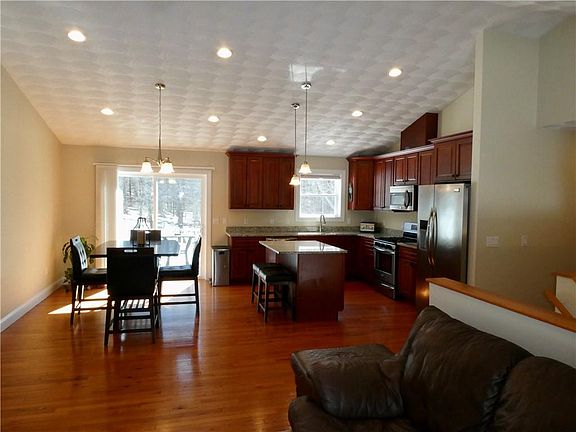 4th image of 6 Heywood Ln