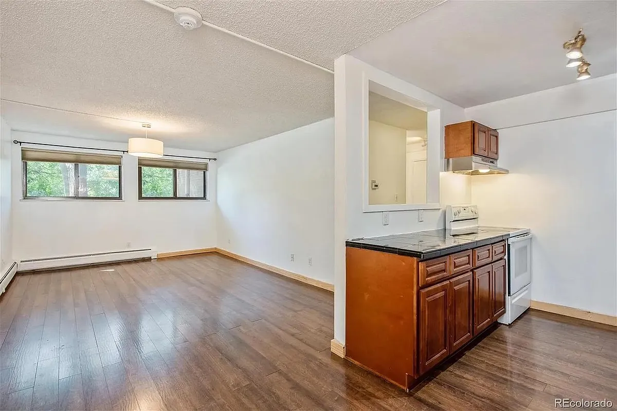 Building Photo - 501 Golden Cir #106