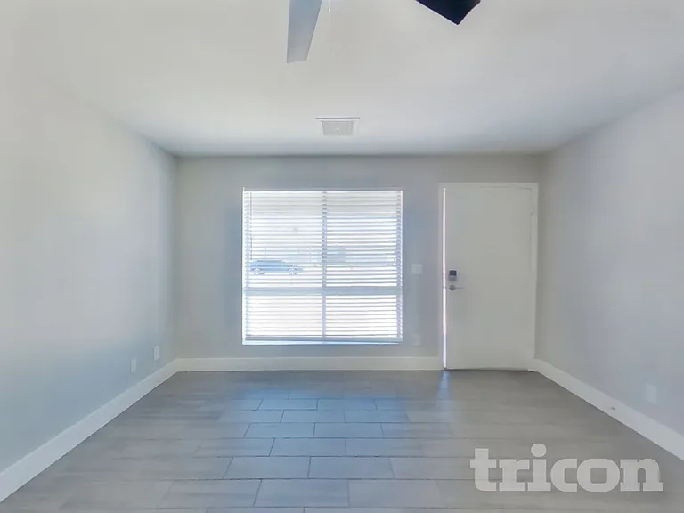8806 W Pinchot Ave — Photo 2