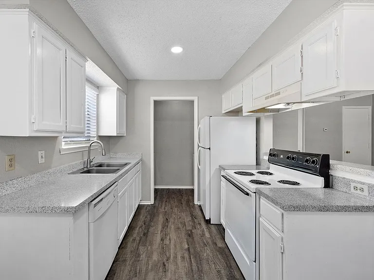 606 Kings Way Dr — Photo 13
