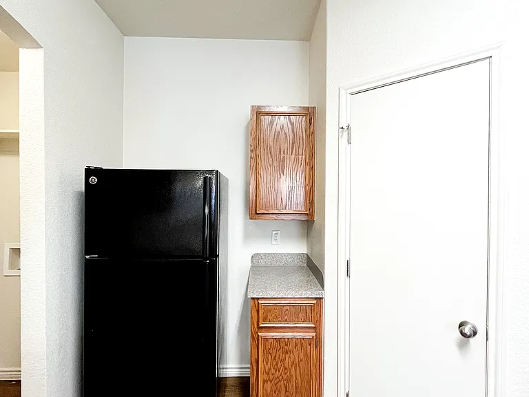 1515 Justin Loop #B — Photo 9
