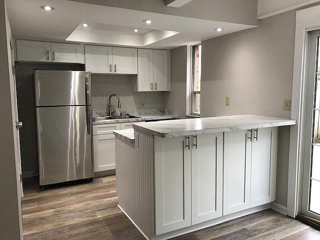 Eating bar with extra storage