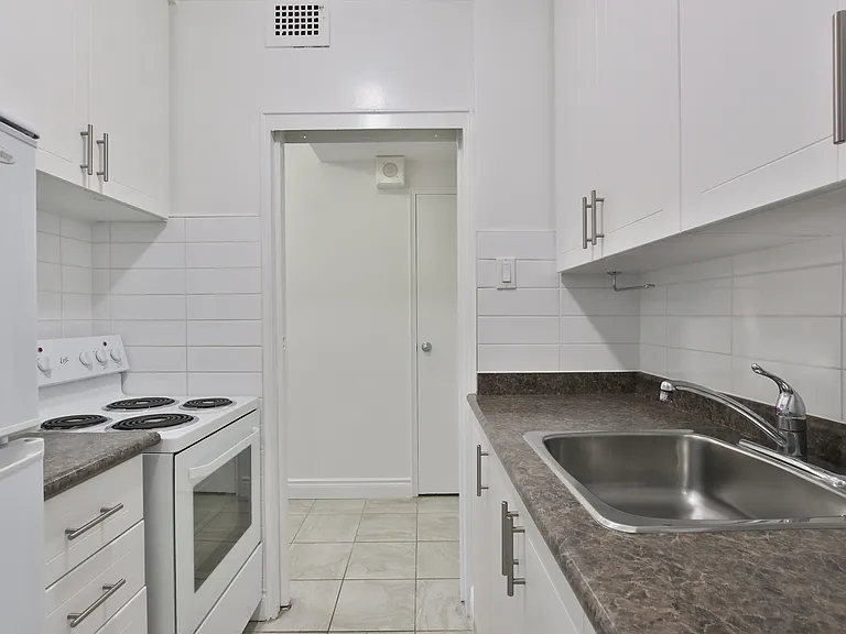 494 Avenue Rd #B — Photo 19