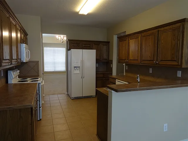5 bed, 3.5 bath, 2721 sqft, $2,120 — Photo 2