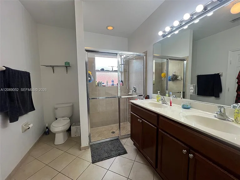 2410 NE 4th St — Photo 9