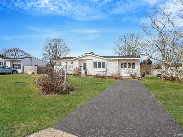 35 Betsy Drive, West Sayville, NY 11796