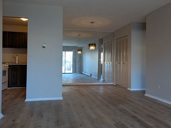 3rd image of 9S120 Lake Dr APT 106