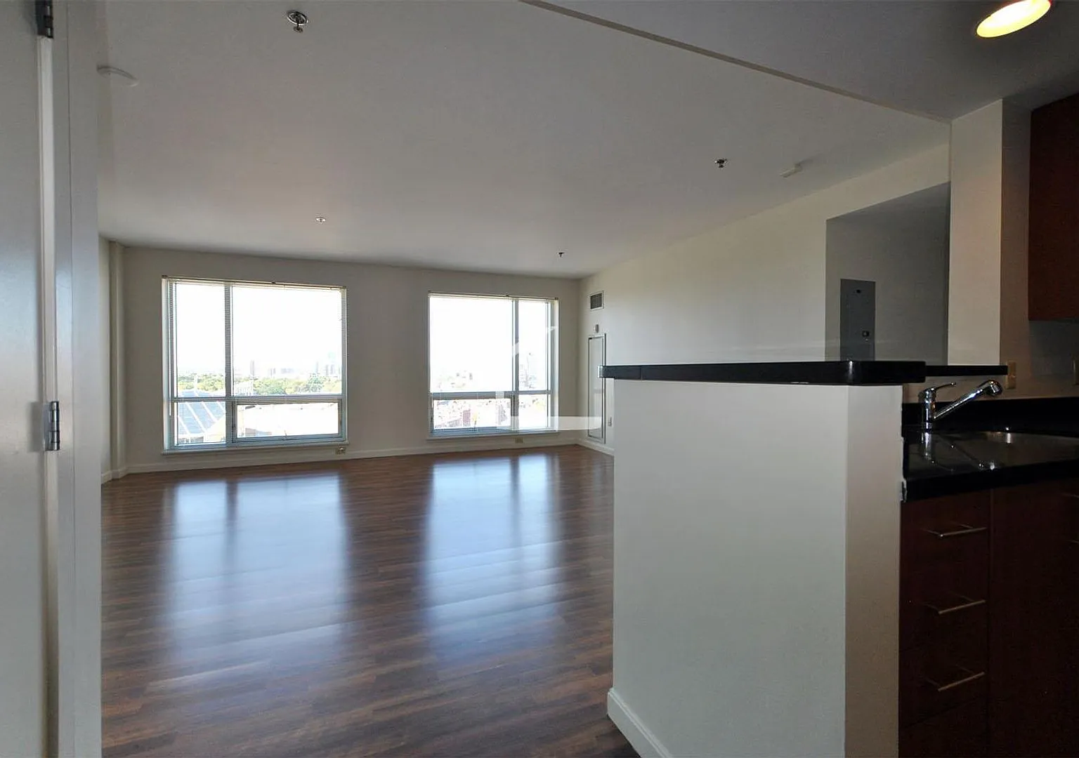 Luxury Fenway Apartment minutes walk to NEU and more! Laundry in Unit! Pet Friendly — Photo 2