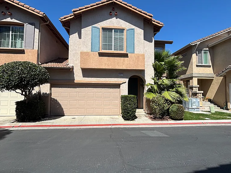 4417 Lakeview Ct — Photo 2