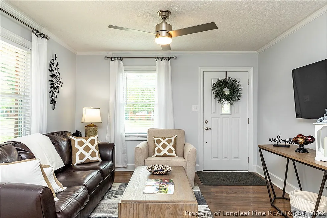 3 bed, 1.0 bath, 975 sqft, $2,400 — Photo 4