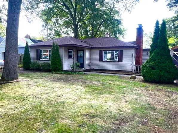 2063 S Manitou Cir, Norton Shores, MI 49441