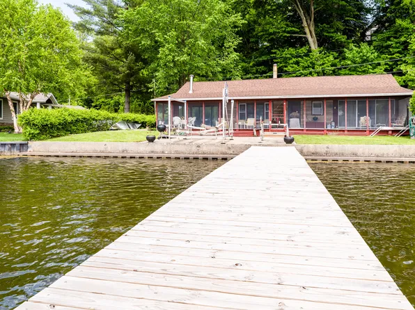 8556 Lake Ave, Watervliet, MI 49098